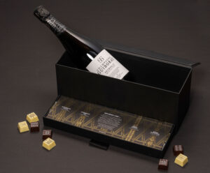 Pralinen- und Champagnerbox mit Einleger. © Daniel Ammann